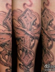 腿部前卫经典的欧美十字架纹身图片