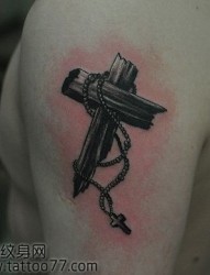 手臂十字架十字架项链纹身图片