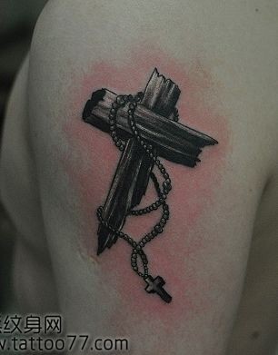 点击大图看下一张：手臂十字架十字架项链纹身图片