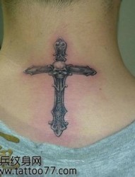手臂前卫精美的黑白十字架纹身图片