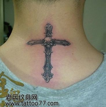 点击大图看下一张：颈部十字架骷髅纹身图片