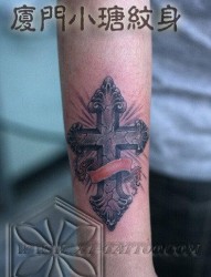 手臂前卫经典的石雕十字架纹身图片