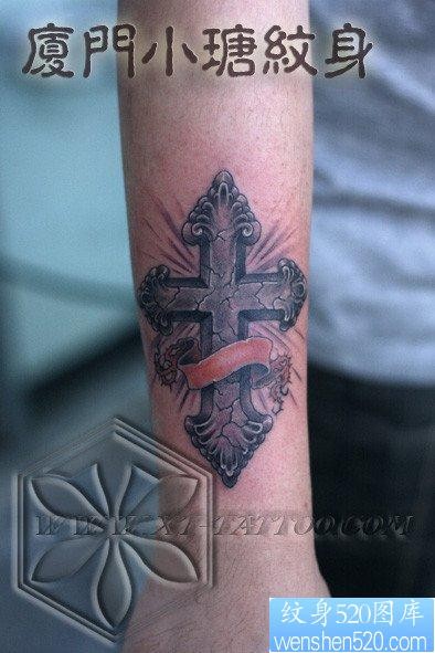 点击大图看下一张：手臂前卫经典的石雕十字架纹身图片