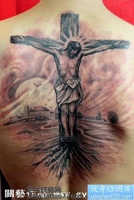 点击大图看下一张：经典的背部耶稣十字架纹身图片