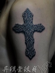 男生手臂一张经典的石雕十字架纹身图片