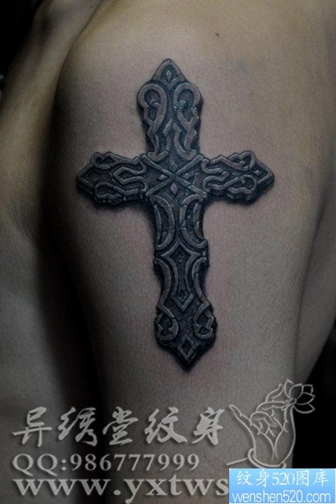 点击大图看下一张：男生手臂一张经典的石雕十字架纹身图片