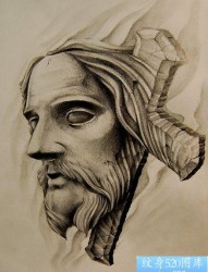 前卫流行的的一张耶稣肖像与十字架纹身图片