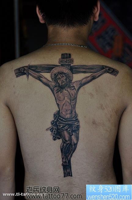点击大图看下一张：一张背部十字架耶稣纹身图片