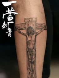 一张腿部十字架耶稣纹身图片
