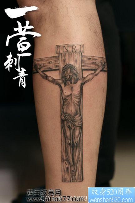 点击大图看下一张：一张腿部十字架耶稣纹身图片