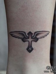 小巧简单的十字架翅膀纹身图片
