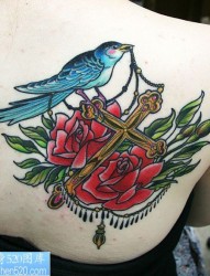女孩右肩鸟十字架花纹身图案
