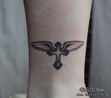 点击大图看下一张：小巧简单的十字架翅膀纹身图片