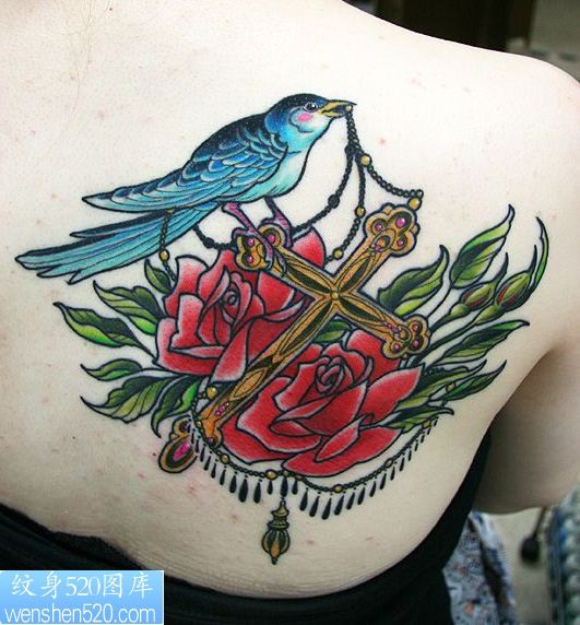 点击大图看下一张：女孩右肩鸟十字架花纹身图案