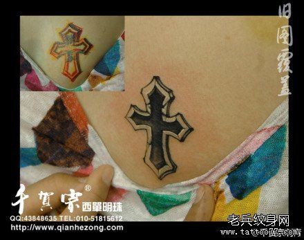 点击大图看下一张：女人后背小巧经典的十字架纹身图片