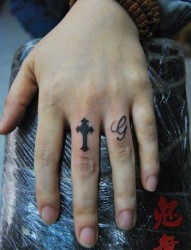 女人手指图腾十字架纹身图片