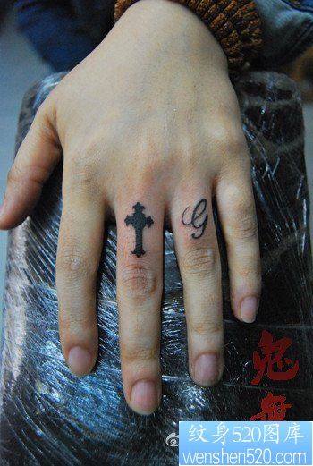 点击大图看下一张：女人手指图腾十字架纹身图片
