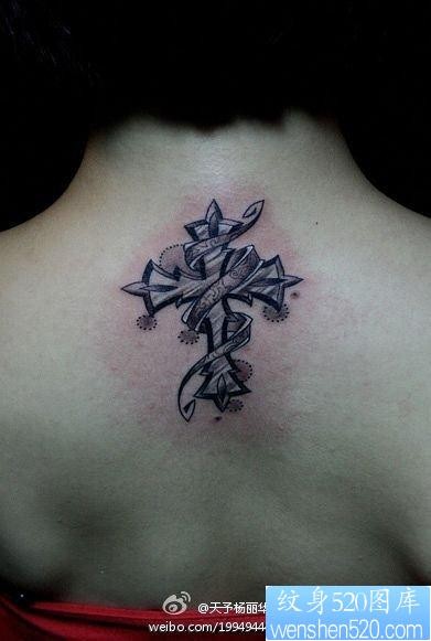 点击大图看下一张：十字架纹身图片：颈部十字架纹身图案
