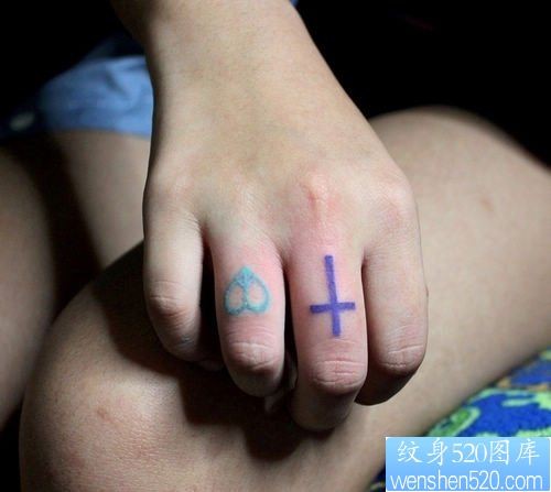点击大图看下一张：女人手指小清新十字架爱心与反战符号纹身图片