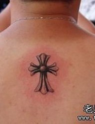 一幅小巧的十字架纹身图片