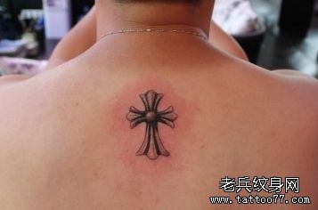 点击大图看下一张:一幅小巧的十字架纹身图片