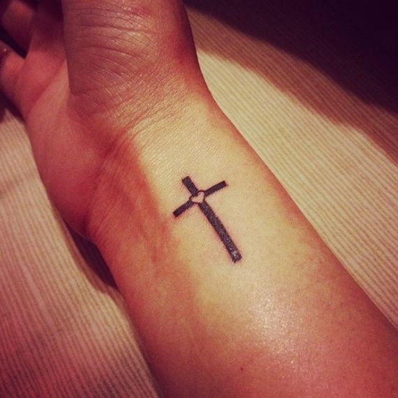 点击大图看下一张：手腕小小的十字架纹身