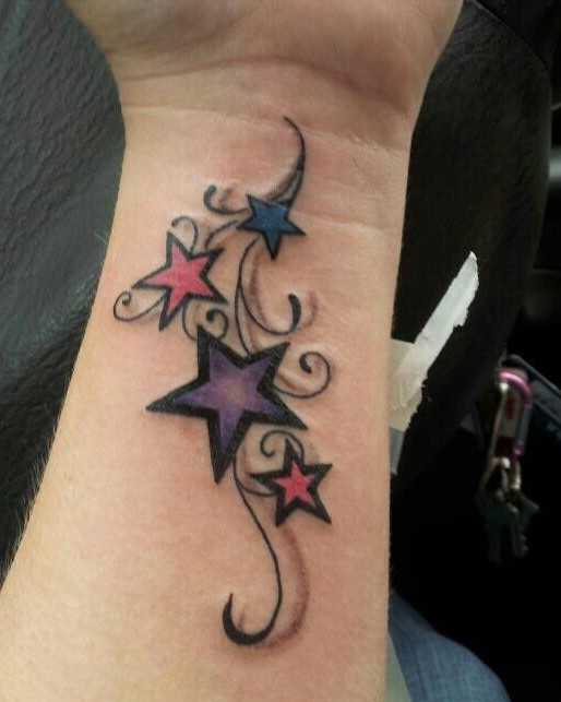 点击大图看下一张：手腕漂亮的星星纹身