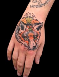 手背一款漂亮的狐狸纹身