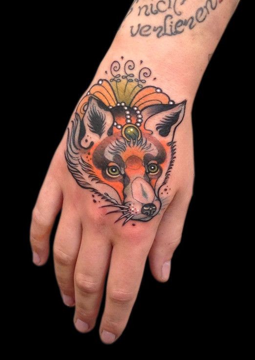点击大图看下一张：手背一款漂亮的狐狸纹身