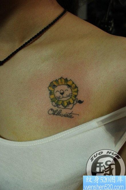 点击大图看下一张：女人前胸前卫可爱的小狮子纹身图片