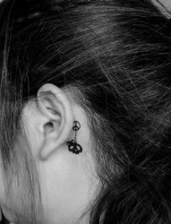 女性耳朵后面漂亮的小纹身