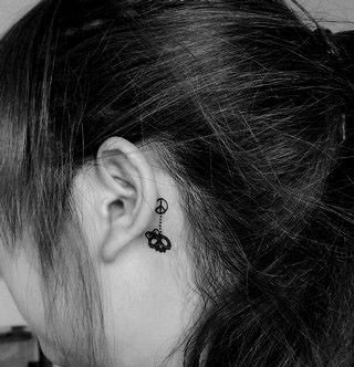 点击大图看下一张：女性耳朵后面漂亮的小纹身