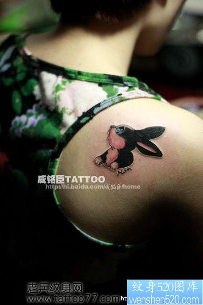 点击大图看下一张：女人喜欢的小兔子纹身图片