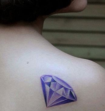 点击大图看下一张：肩部漂亮的紫色钻石纹身