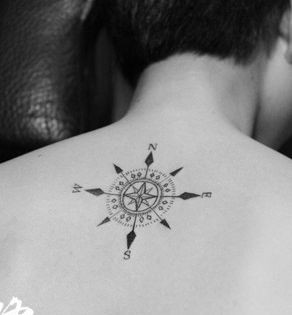 点击大图看下一张：男人背部流行的指南针纹身图片