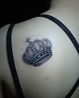 点击大图看下一张：肩部漂亮的皇冠纹身