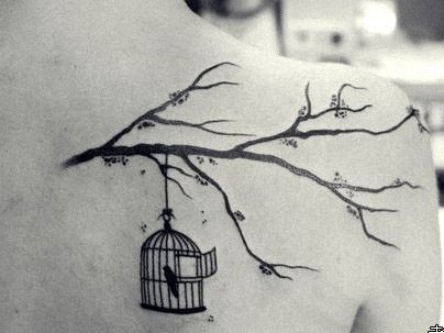 点击大图看下一张：女孩子背部一幅潮流的鸟笼与小鸟纹身图片