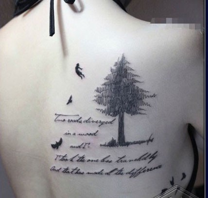 点击大图看下一张：美女身上的水墨风格的小树与小鸟纹身图片