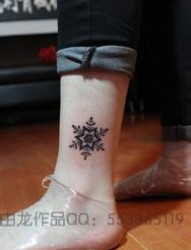 一幅小清新—女孩子腿部雪花纹身图片