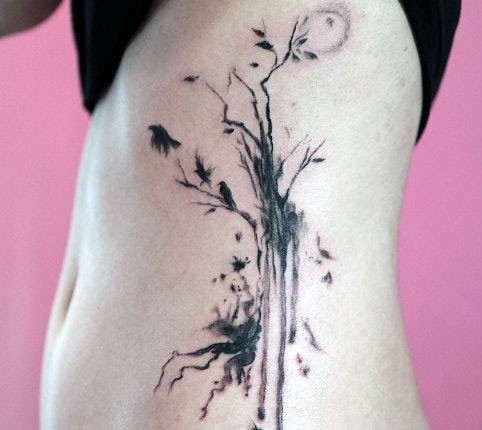 点击大图看下一张：美女身上的水墨风格的小树与小鸟纹身图片图2