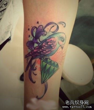 点击大图看下一张：女孩子手臂小鸟蝴蝶结与钻石纹身图片