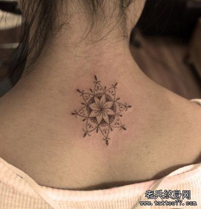 点击大图看下一张：女孩子背部图腾小花纹身图片