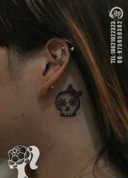点击大图看下一张：女孩子耳部图腾小骷髅纹身图片