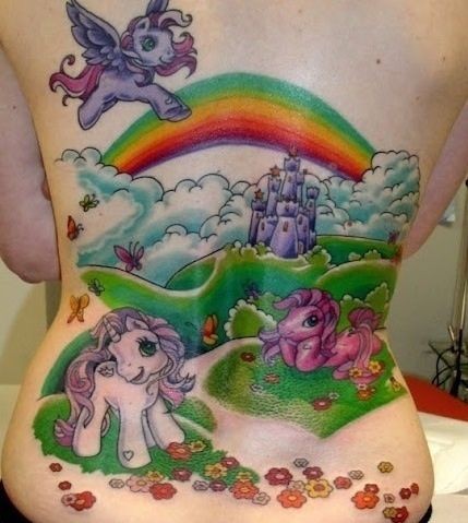 点击大图看下一张：女孩子身上的卡通小马纹身图片