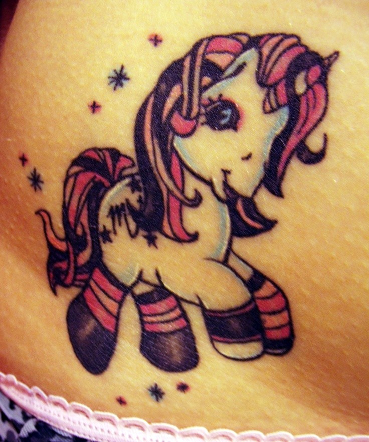 点击大图看下一张：女孩子身上的卡通小马纹身图片图3