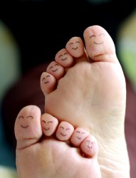 女孩子脚趾头可爱的笑脸纹身图片