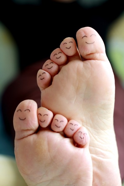 点击大图看下一张：女孩子脚趾头可爱的笑脸纹身图片图3