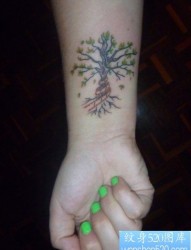 女人手腕处流行的小树纹身图片