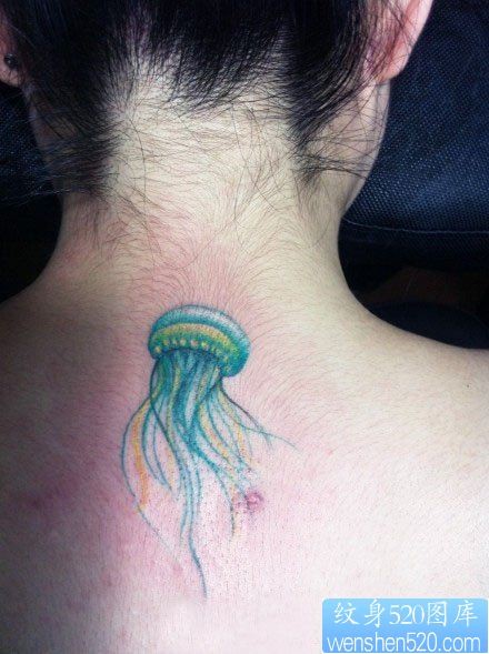 点击大图看下一张：女孩子背部精唯美的水母纹身图片