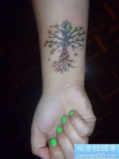 点击大图看下一张：女人手腕处流行的小树纹身图片